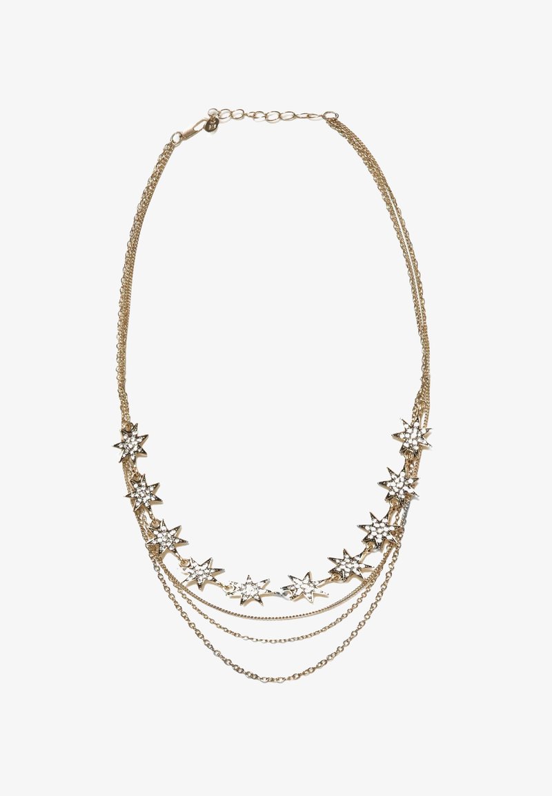 Collana dorata con catene a strati decorate con pendenti a forma di stella, caratterizzata da accenti di strass trasparenti per una texture e un interesse visivo.