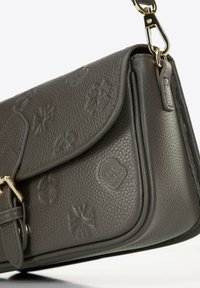 Szara skórzana torebka z wytłaczanymi wzorami kwiatowymi, z klapą i złotymi akcentami. Posiada odpinany pasek oraz teksturowaną powierzchnię.