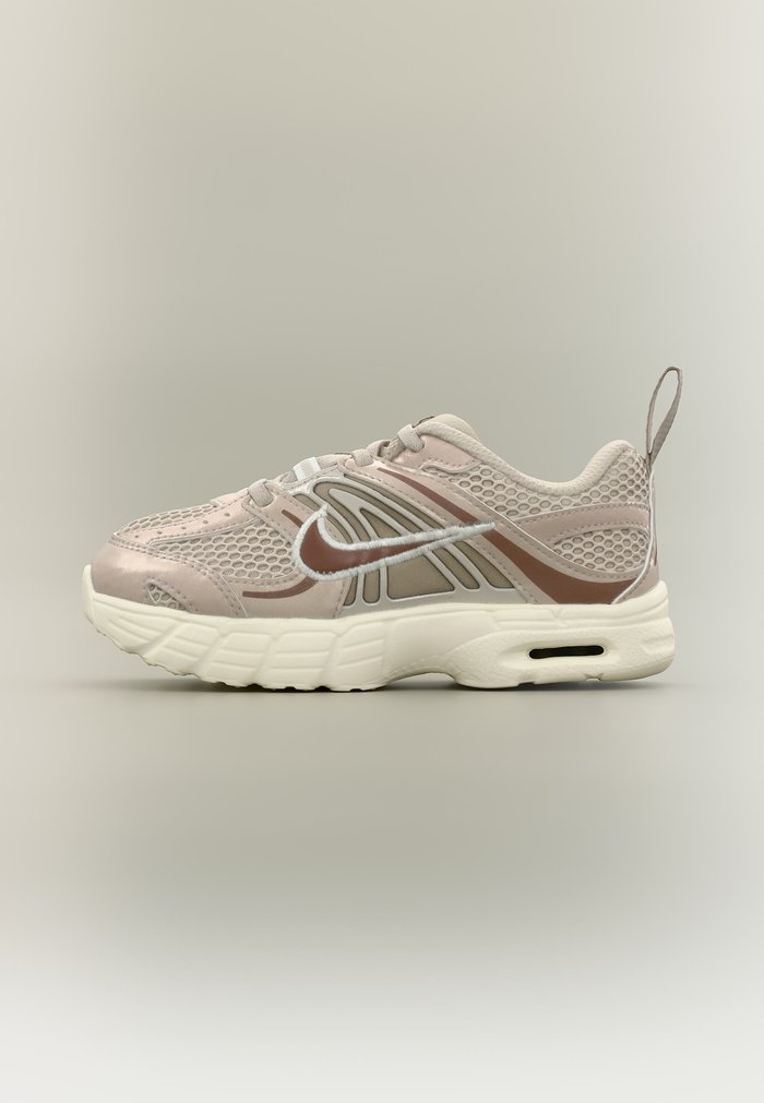 Nike AIR MAX MOTO 2K UNISEX - Zapatillas - cream/fauna brown/sail