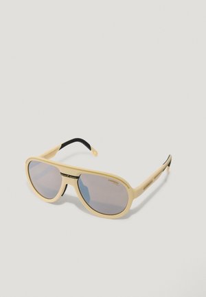 Rumene plastične sončne naočale z sivimi lečami, ovalne oblike, s črnimi detajli na ročajih. Logotip blagovne znamke natisnjen ob strani.