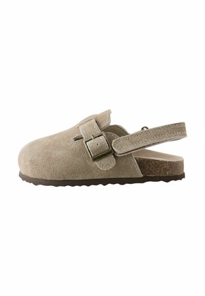 Beige suède clogs met een afgeronde neus, een verstelbare band en een gerelateerde bruine zool. Lichtgewicht ontwerp met een gladde afwerking.