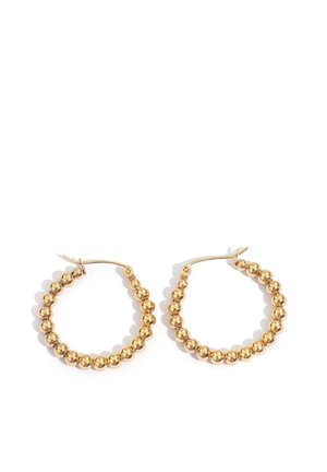 Goldene Kreolen-Ohrringe aus gleichmäßig angeordneten glänzenden Kugeln mit einem Scharnierverschluss, auf weißem Hintergrund platziert.