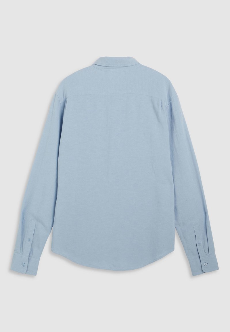 Lichtblauw overhemd met lange mouwen, gemaakt van zacht materiaal, met een kraag en knoopmanchetten. Gladde textuur zonder patronen.