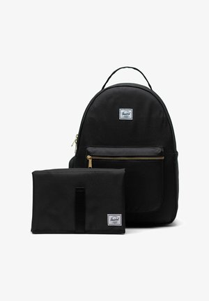 Sac à dos Herschel noir avec poche zippée à l'avant et matelas à langer pliable noir assorti avec des patchs de logo.