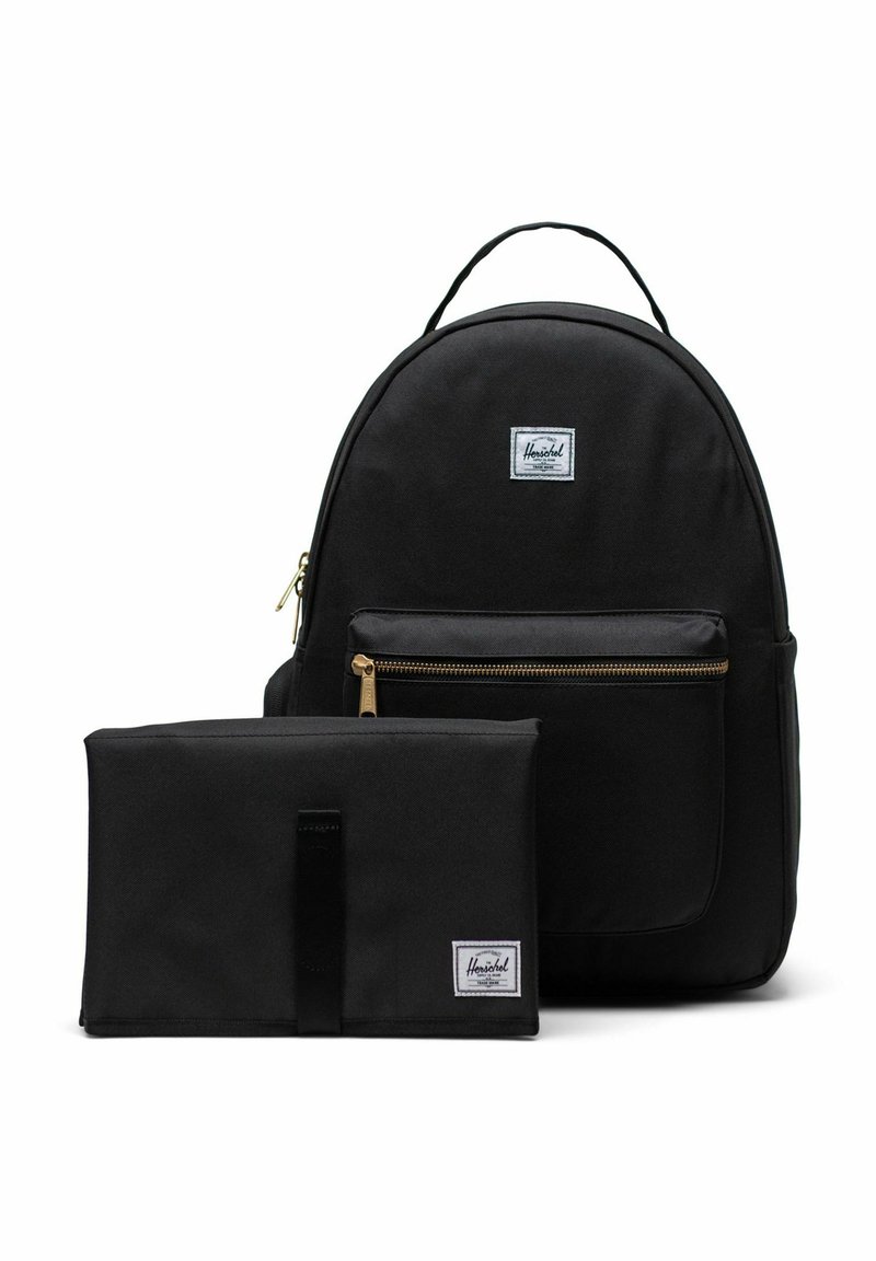 Sac à dos Herschel noir avec poche zippée à l'avant et matelas à langer pliable noir assorti avec des patchs de logo.