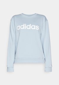 Světle modrý svetr Adidas s bílým logem přes hruď a menším logem na manžetě levého rukávu, dlouhé rukávy, kulatý výstřih.