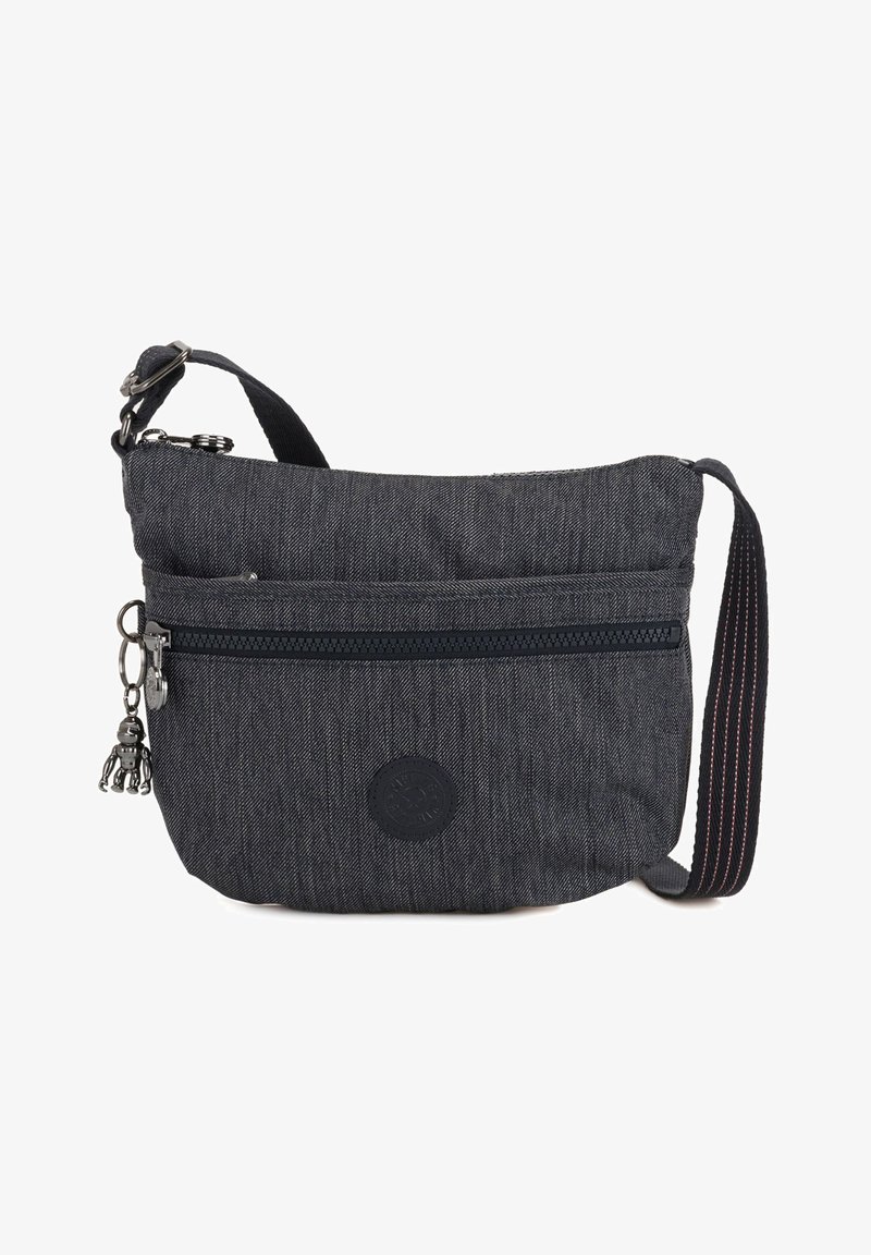 Borsa a tracolla in tessuto grigio scuro con finitura texture, chiusura con zip superiore, tasca frontale e cinturino regolabile a fantasia. Include un dettaglio con charm.