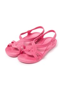 Par de sandalias rosas con punta abierta, correas trenzadas texturizadas y diseño de talón descubierto sobre un fondo blanco.