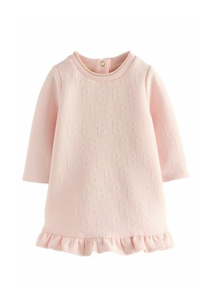 Rosa Kleid mit langen Ärmeln, strukturiertem Stoff, der ein sich wiederholendes 'B'-Muster aufweist, und einem volantringenden Saum. Mit Druckknopfverschluss auf der Rückseite für ein einfaches An- und Ausziehen.