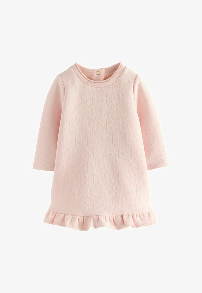 Rosa Kleid mit langen Ärmeln, strukturiertem Stoff, der ein sich wiederholendes 'B'-Muster aufweist, und einem volantringenden Saum. Mit Druckknopfverschluss auf der Rückseite für ein einfaches An- und Ausziehen.