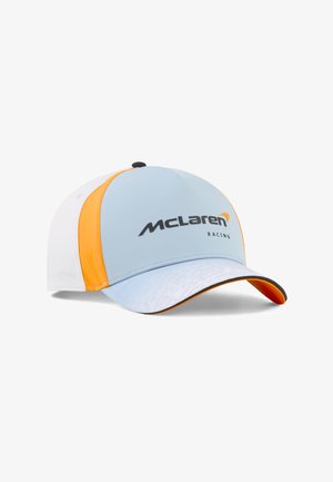 Casquette de baseball McLaren Racing bleu clair, blanc et orange, avec une visière incurvée et un logo noir sur le panneau avant.