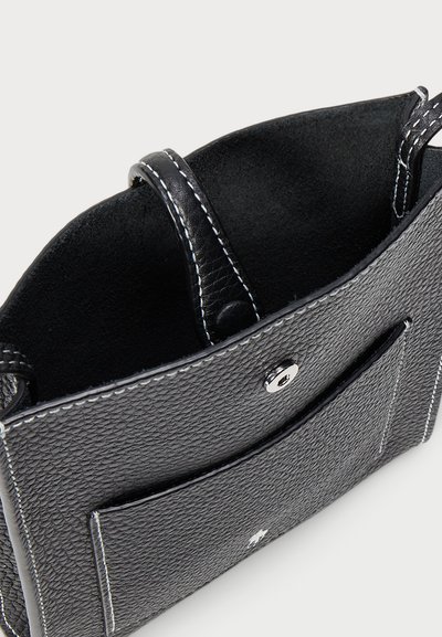 Μαύρη δερμάτινη τσάντα με υφή εξωτερικά, ασημί αξεσουάρ και επάνω χεράκια. Διαθέτει δομημένο σχήμα και μπροστινή τσέπη για επιπλέον αποθήκευση.