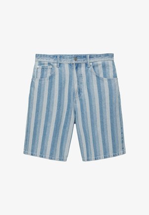 Short en denim à rayures verticales bleu clair et blanc avec poches avant, passants pour ceinture et fermeture par bouton.