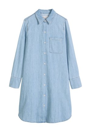 Lichtblauwe denim jurk met lange mouwen, knopen aan de voorkant, een borstzak en een klassieke kraag.