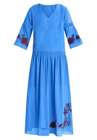 Blauwe katoenen jurk met V-hals, driekwartmouwen, bloemenborduursel in bordeauxrood, geplooide taille en een vloeiende rok.