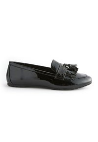 Musta lakattu nahka loaferit, joissa on tasainen pohja, pyöristetty kärki ja koristeelliset tupsut vampissa. Sileä, kiiltävä pinta.