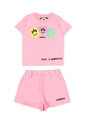 Różowy komplet dziecięcy z krótkim rękawem i szortami z grafikami twarzy, wzorami kwiatów oraz napisami „BARROW” i „MADE IN BARROWLAND”.
