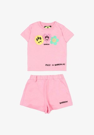 Ensemble pour enfants composé d'une chemise à manches courtes et d'un short de couleur rose, avec des visages graphiques, des motifs floraux et les inscriptions « BARROW » et « MADE IN BARROWLAND ».