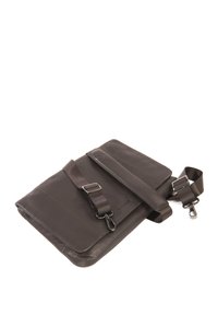 Borsa in pelle marrone con texture liscia, tracolla regolabile e cuciture a contrasto. Presenta hardware in metallo e chiusura a patta.