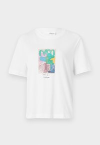 T-shirt blanc à manches courtes avec un design graphique abstrait coloré en rose, vert, bleu et jaune, avec du texte noir en bas.