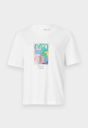 T-shirt blanc à manches courtes avec un design graphique abstrait coloré en rose, vert, bleu et jaune, avec du texte noir en bas.
