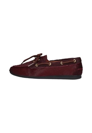 Donkerrode leren mocassin met ronde veters door gouden oogjes en zwarte zool, zijaanzicht op witte achtergrond.