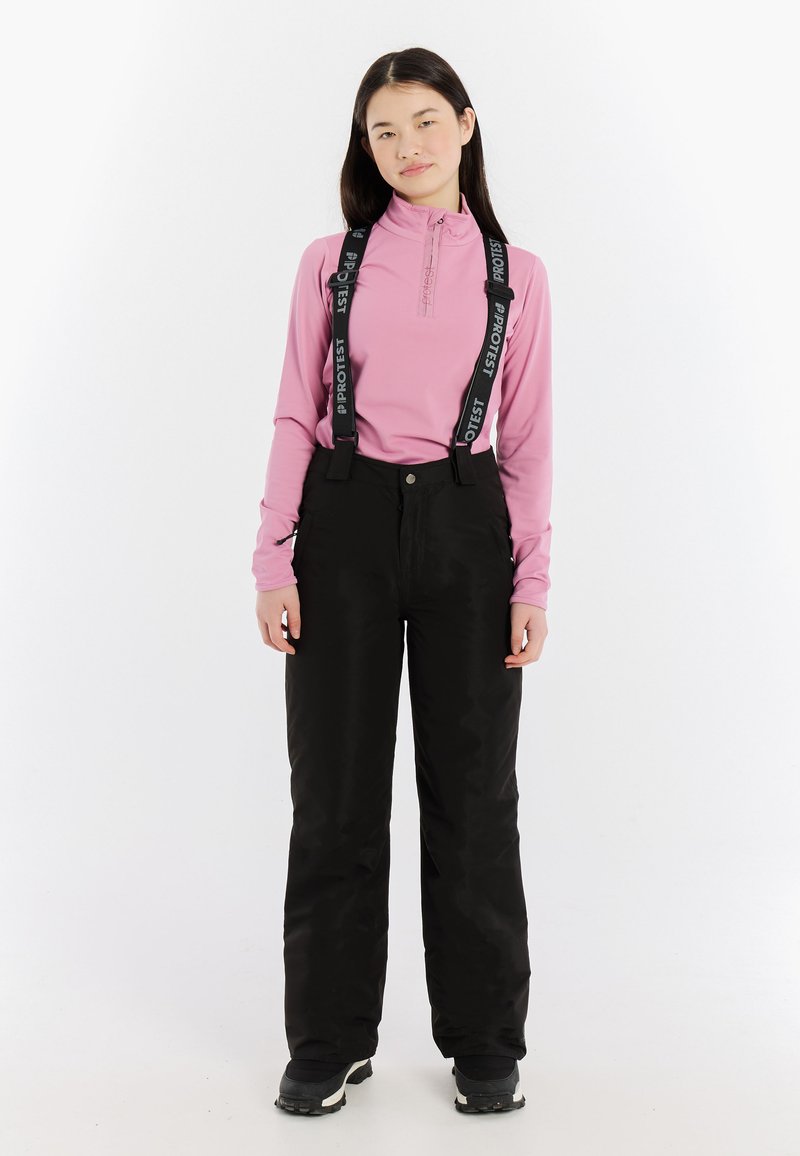 Lichtroze langslavige shirt met een ritskraag, gecombineerd met zwarte waterdichte broek met verstelbare zwarte bretels en een relaxte pasvorm.
