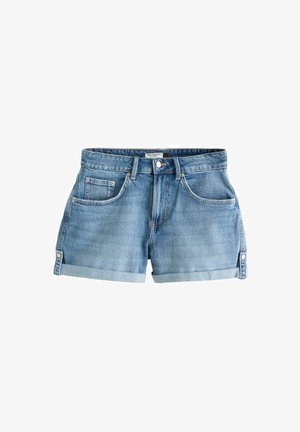 Shorts de mezclilla en azul claro con una textura suave, que presentan un corte clásico, puños doblados y cinco bolsillos con un cierre de botón en la parte delantera.