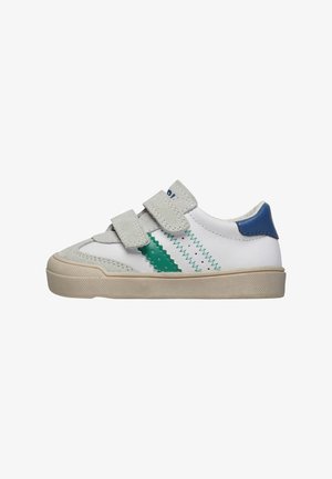Sneaker bianchi con dettagli verdi e blu, materiali in suede e pelle, due strap in velcro, suola in gomma testurizzata, dettaglio di cuciture a zigzag.