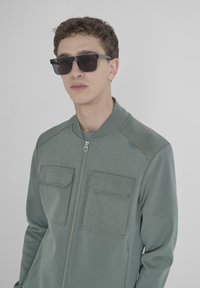 Antony Morato REGULAR FIT IN INTERLOCK FABRIC WITH LOGOED FLAG - Chaquetas bomber - moss green