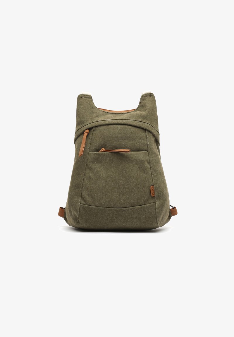 Olivgrön ryggsäck i slitstarkt tyg, med ett bärhandtag högst upp, läderdetaljer, framficka och ergonomisk design för komfort.