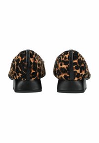 Ballerine con stampa leopardata, dalla trama morbida, suole in gomma nera e profilo basso. Presentano eleganti rifiniture nere sul tallone.