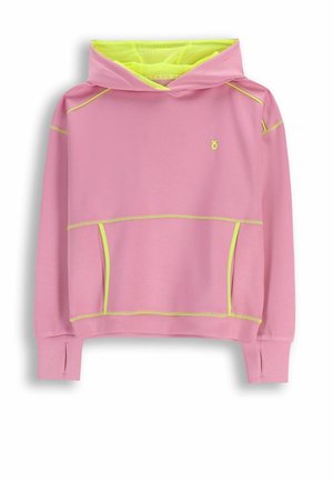 Różowa bluza z kapturem z neonowo-żółtym wykończeniem, siateczkową podszewką kaptura, kieszenią kangurką i otworami na kciuki na długich rękawach, przedstawiona na białym tle.