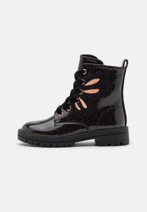 Sort glitrende mid-kalv støvle med tyk sål, snørebånd foran, og sort sommerfugle patch med lyserøde udskæringer på siden.