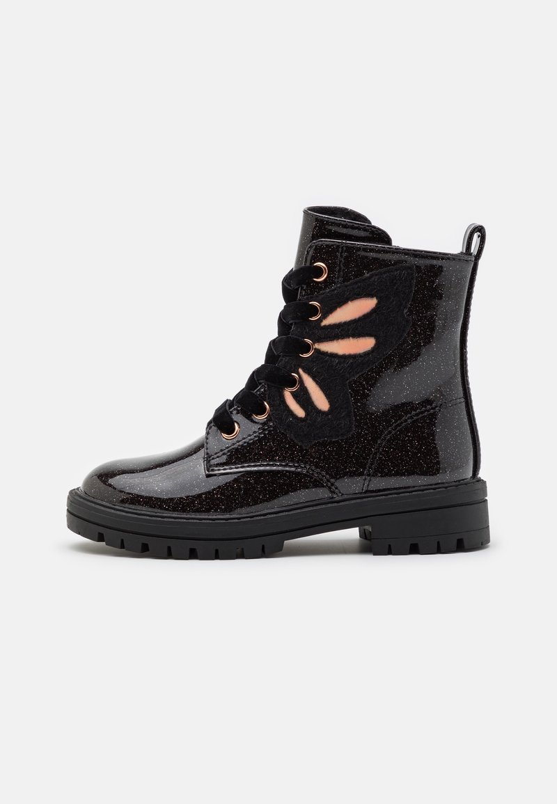 Botte noire scintillante mi-mollet avec semelle épaisse, lacets à l'avant, et patch papillon noir avec découpes roses sur le côté.