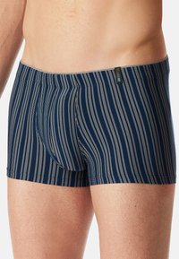 Marine gestreepte boxershorts met een zachte tailleband, voorzien van dunne witte verticale lijnen. De stof lijkt elastisch en glad.