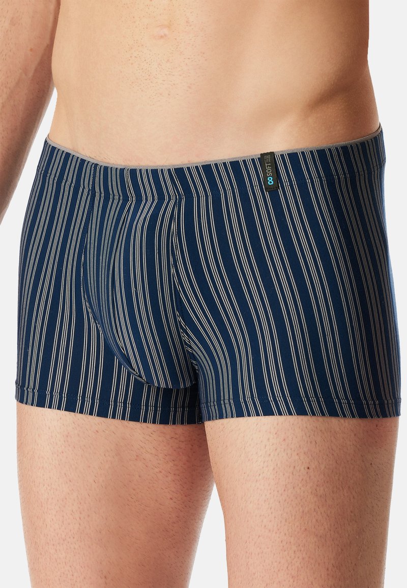 Marine gestreepte boxershorts met een zachte tailleband, voorzien van dunne witte verticale lijnen. De stof lijkt elastisch en glad.