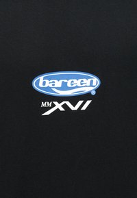 Logo "barcen" bleu et blanc au-dessus du texte blanc "MM XVI" sur un fond en tissu noir, centré dans l'image.