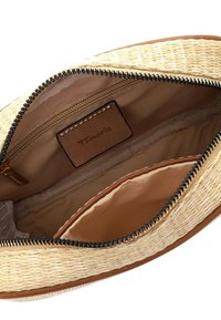 Bolso de paja de color beige y textura, con cierre de cremallera, interior de tela marrón y un bolsillo interior con cremallera y etiqueta de piel.