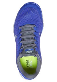 Chaussure de sport violette avec des accents gris, tige en maille, bout rond et semelle intérieure vert lime en contraste. Équipée d'un système de laçage traditionnel.