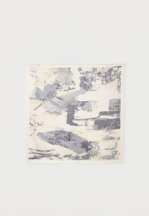 Négyzet alakú textília elvont szürke és bézs színű virág- és levélmintákkal világos alapon, fehér felületen kiterítve.