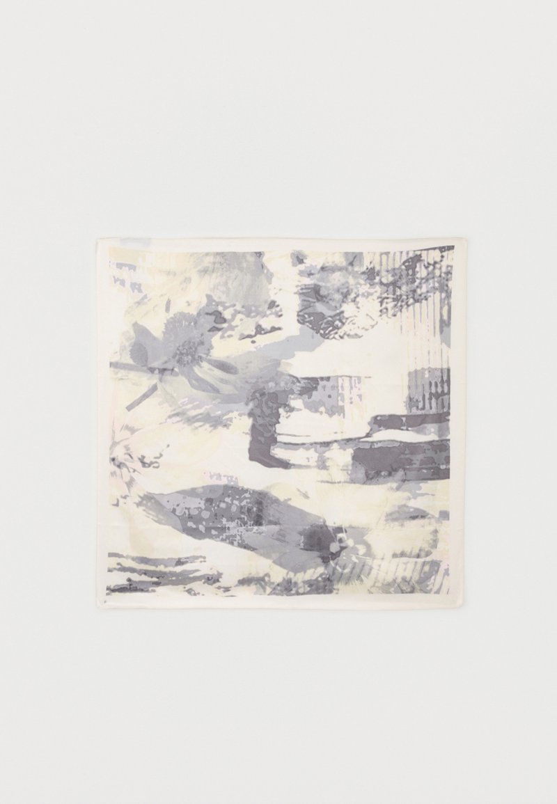 Τετράγωνο ύφασμα με αφηρημένα γκρι και μπεζ λουλουδένια και φυλλώδη σχέδια σε ανοιχτό φόντο, απλωμένο επίπεδα σε λευκή επιφάνεια.