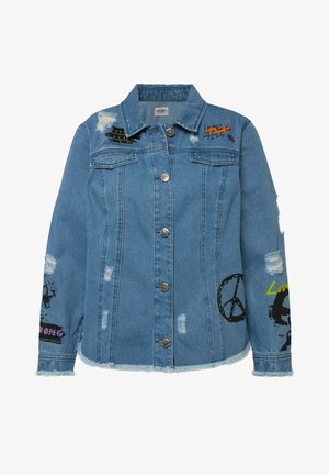 Jeansjacke in Hellblau mit distressed Details, Knopfverschluss und bestickten Designs, darunter ein Friedenszeichen und Textergänzungen.