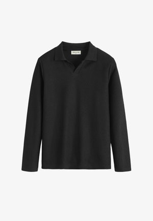 Polo en maille noire à manches longues avec tissu texturé, col doux et encolure en V, présenté sur un fond blanc.
