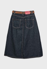 Temno modra jeans krila v obliki črke A z dvema zadnjima žepoma, rjavimi pasovi in rožnato oznako na pasu na belem ozadju.