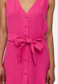 Fuchsia Leinenkleid mit V-Ausschnitt, vorderen Knöpfen und einem gebundenen Taillengurt, das eine glatte Textur und ein leichtes Design präsentiert.