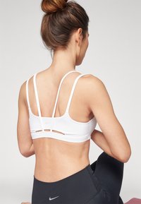 Nike Performance ZENVY STRAPPY - Sports-BH-er med lett støtte - white