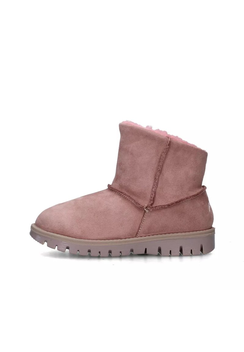 Stivale alla caviglia in suede rosa con una morbida fodera in shearling, punta tonda e suola in gomma robusta con un pattern testurizzato per garantire aderenza.