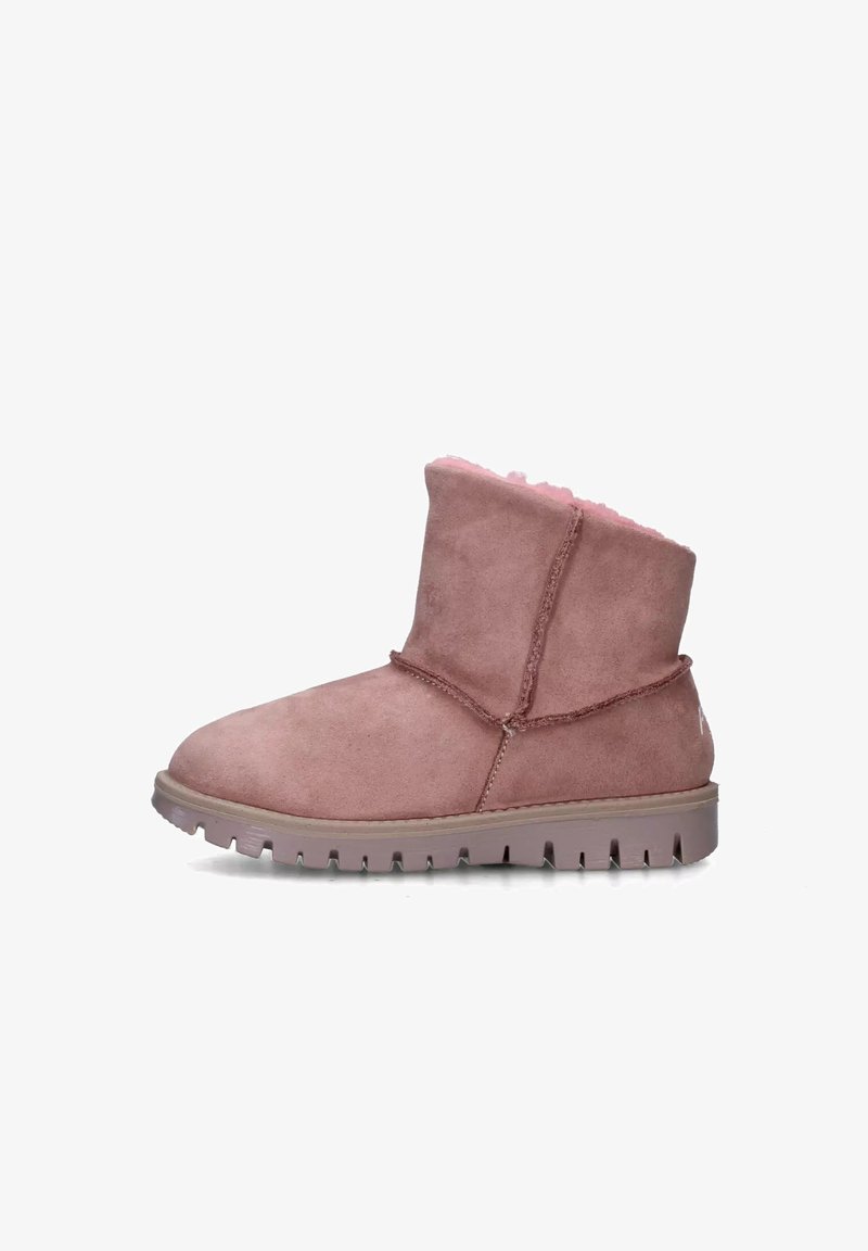 Stivale alla caviglia in suede rosa con una morbida fodera in shearling, punta tonda e suola in gomma robusta con un pattern testurizzato per garantire aderenza.