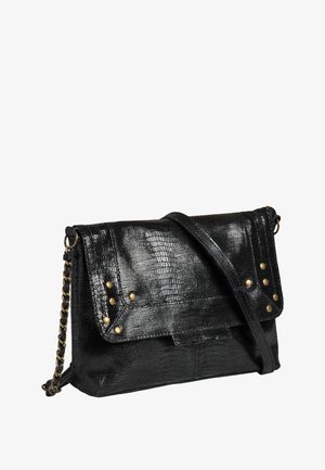 Sac bandoulière en cuir noir texturé avec rabat, accents en rivets dorés et détail de sangle chaîne sur fond blanc.